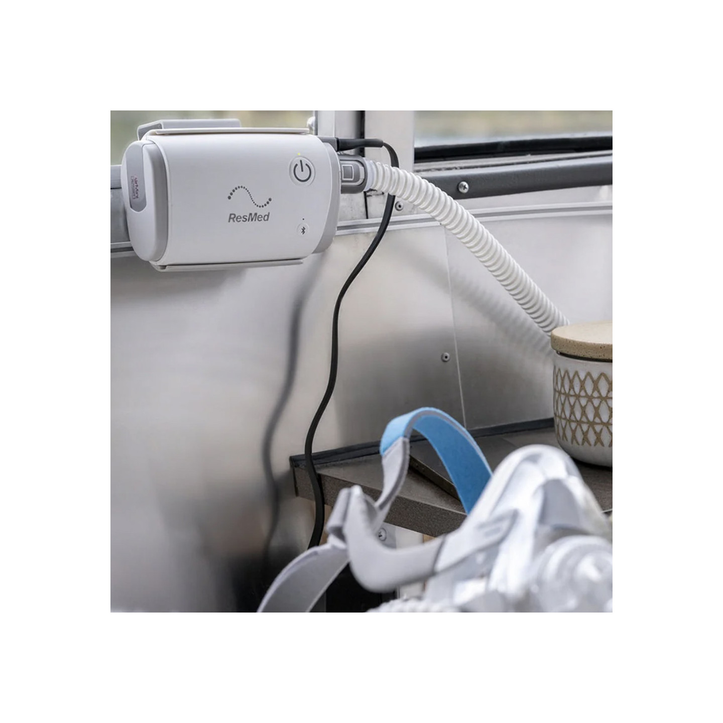 Das ResMed Airmini Autoset wird mit der AirFit F20 Gesichtsmaske geliefert.
